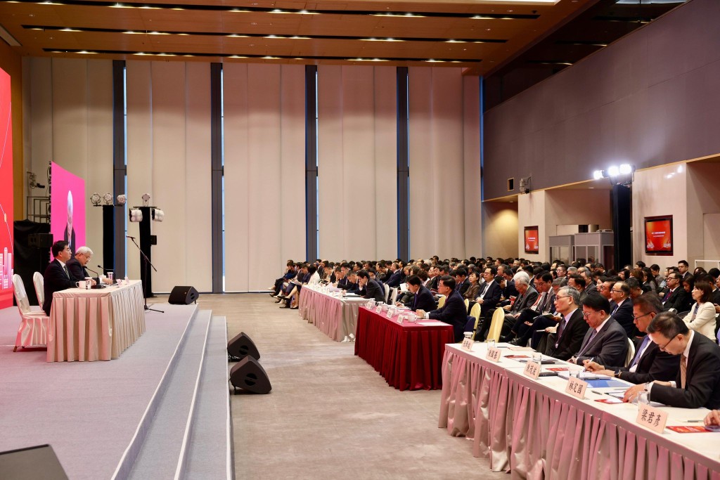 首場宣講會包括政府官員、行會代表及立法會議員等各界人士。李家超fb