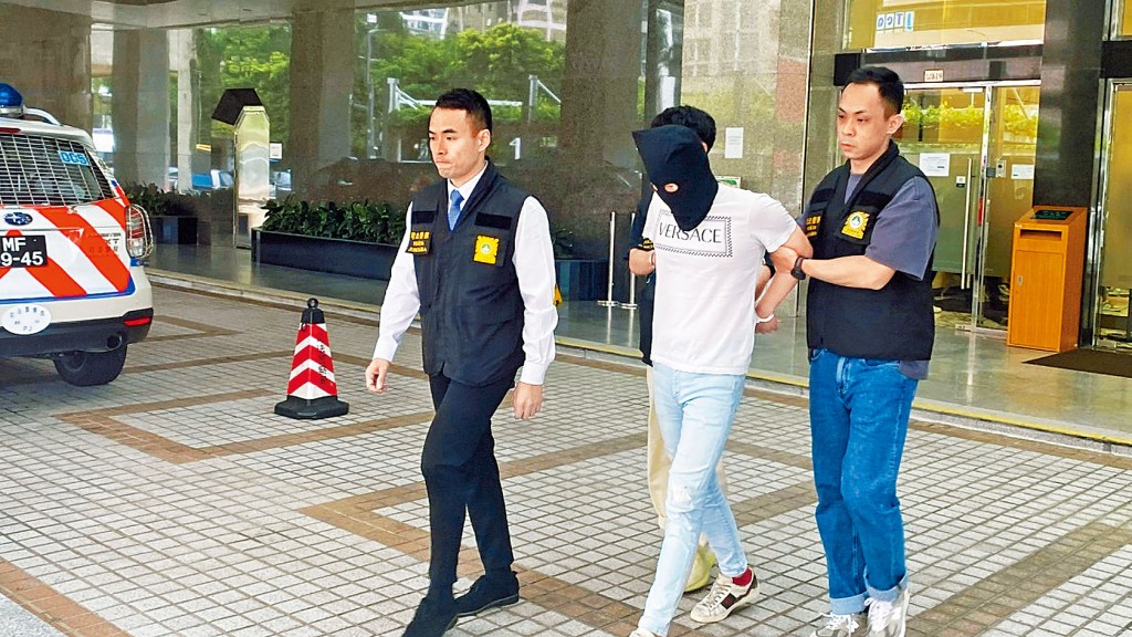 澳門司警偵破「猜猜我是誰」電話騙案，拘捕負責收款的姓汪港男。 