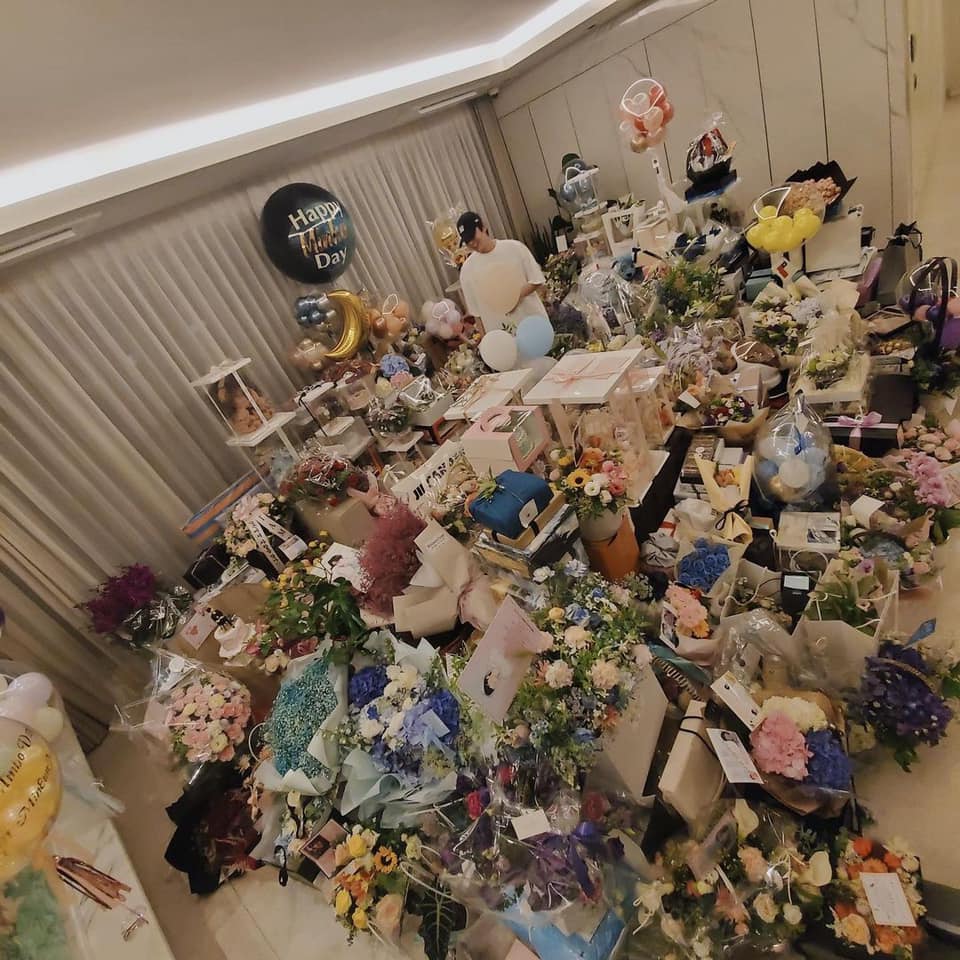 Fans主要送花束、氣球同蛋糕。