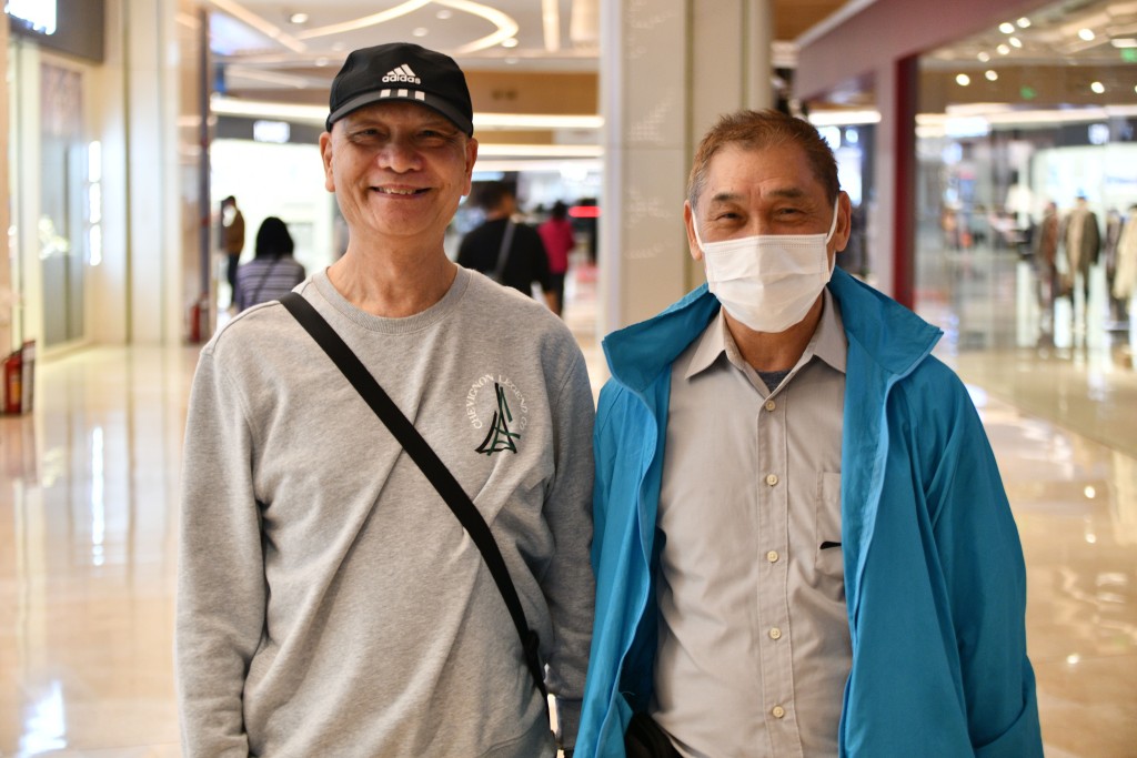 跟隨旅行團出遊的兩位陳先生。 盧江球攝 跟隨旅行團出遊的兩位陳先生。 盧江球攝
