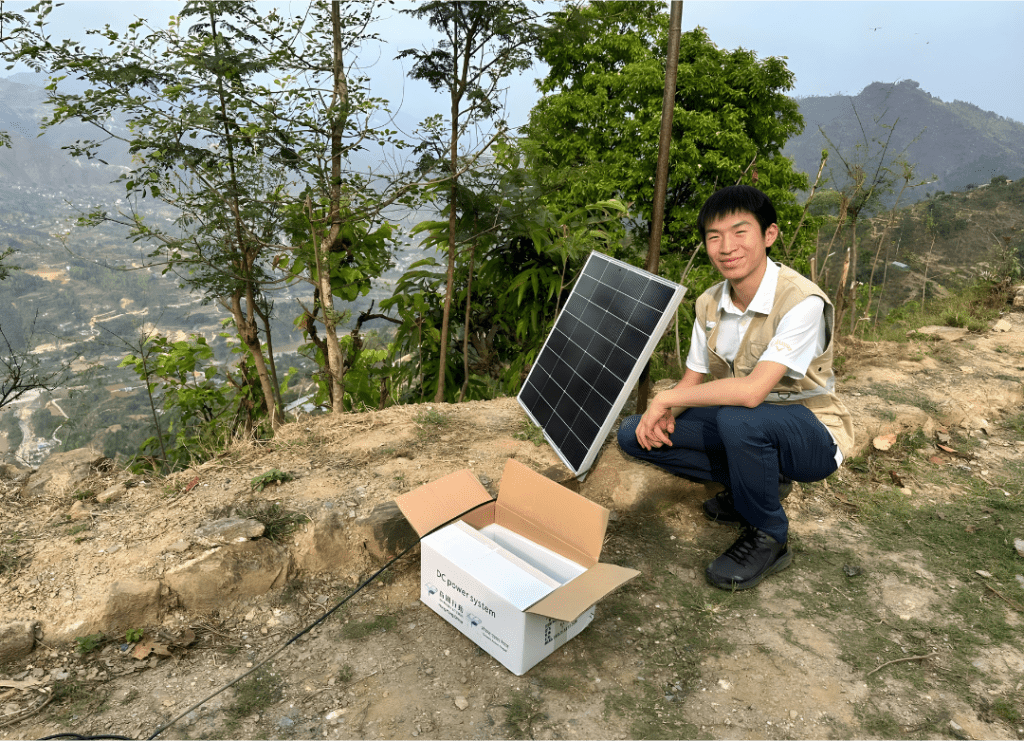 Amos利用假期深入雲南山區和尼泊爾村落，與當地居民合作安裝太陽能照明系統。