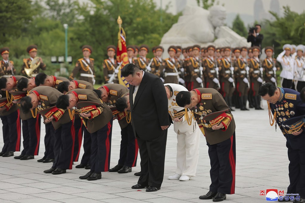金正恩（前排右二）拜谒于韩战战死的朝军墓地。朝中社/AP