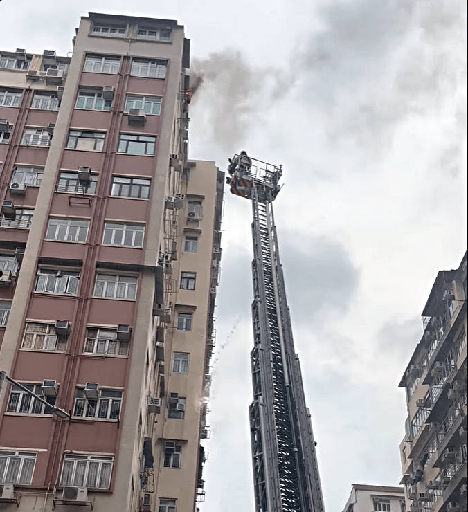 消防升起雲梯灌救。fb：深水埗街坊會
