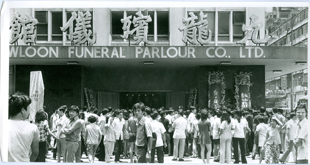 一代巨星李小龙逝世，逾2万影迷走上街头送别偶像。