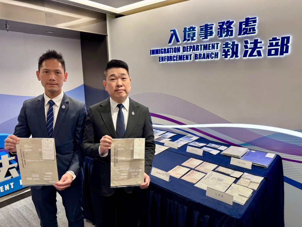 入境处助理首席入境事务主任（调查）许志坚(右)和署理总入境事务主任 (调查行动)邓伟业(左)分享假结婚犯罪活动的趋势。 麦键泷摄