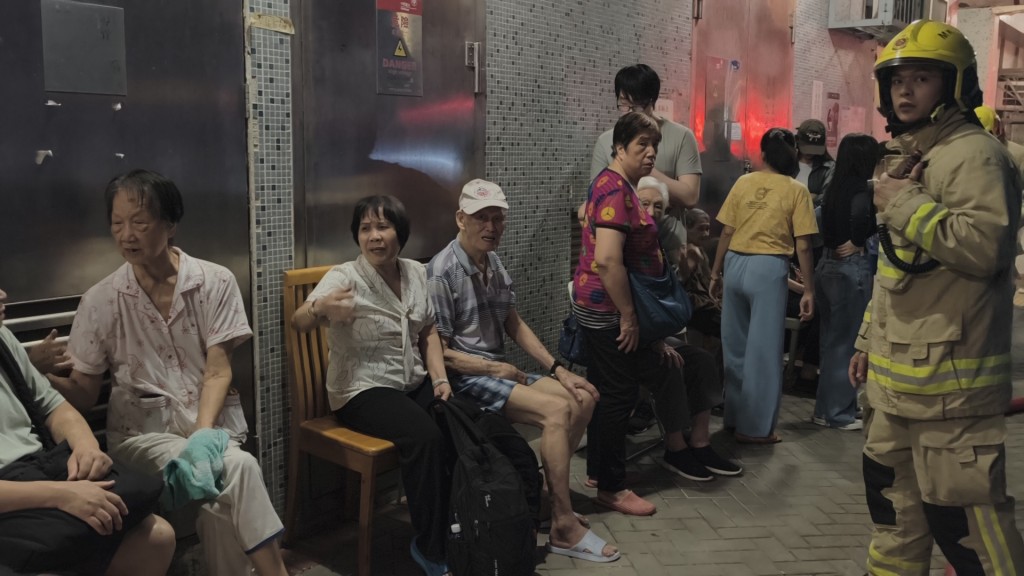 逾百名居民疏散到安全位置。黃文威攝 逾百名居民疏散到安全位置。黃文威攝