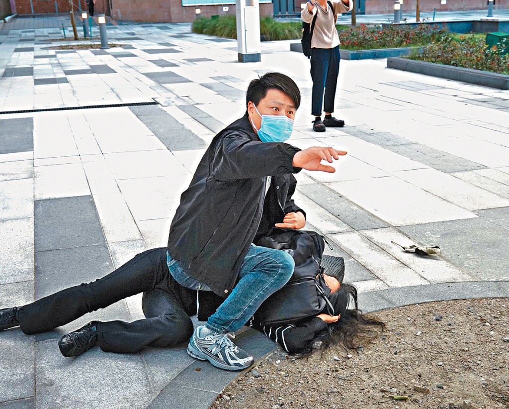 被告徐麗娜昨離開法院時疑遭同行親友絆倒地上，疑惱羞成怒聲言遭相隔一米的記者推跌並報警求助。
