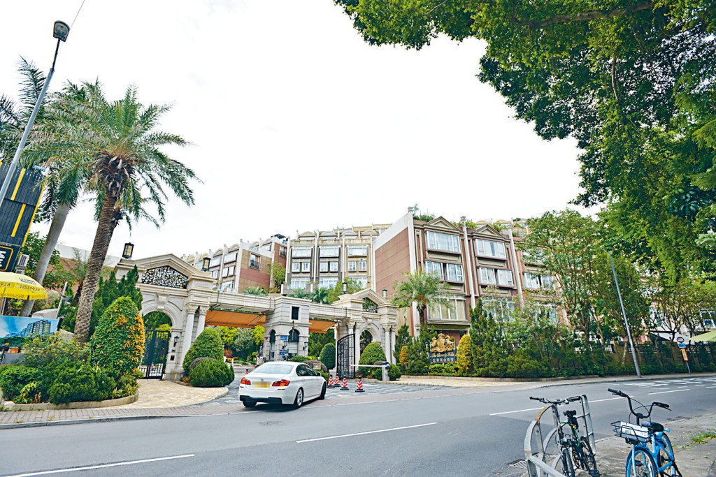 豪宅录蚀让，其中比华利山别墅单位以2400万沽。