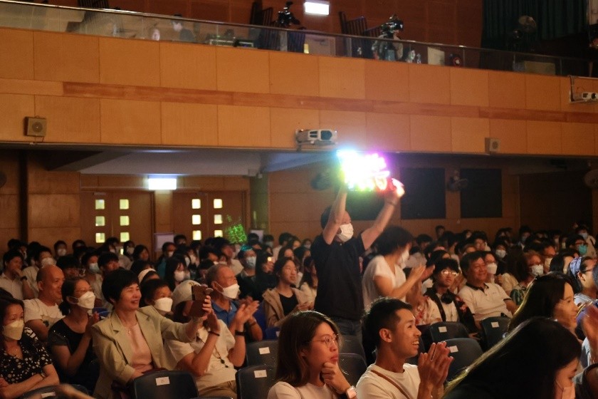 只演兩場的《我們都是在香島長大的》座無虛席，學生家長熱情製作燈牌，熱情為同學加油打氣。