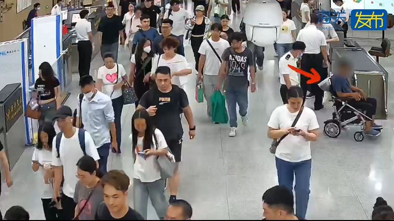 電動輪椅車電池內收藏手機走私。