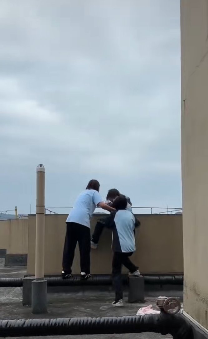 兩名疑是欺凌者的女生與另一女生在大台邊緣糾纏。YLDLZN@X 兩名疑是欺凌者的女生與另一女生在大台邊緣糾纏。YLDLZN@X