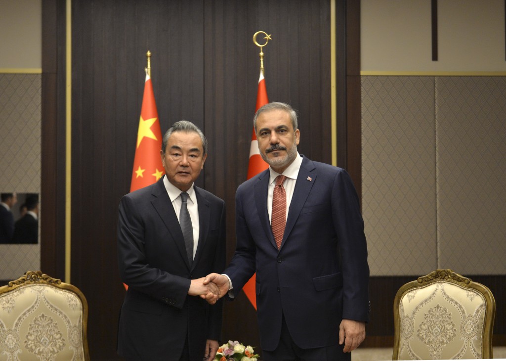 王毅（左）在安卡拉同土耳其外長菲丹會談。新華社