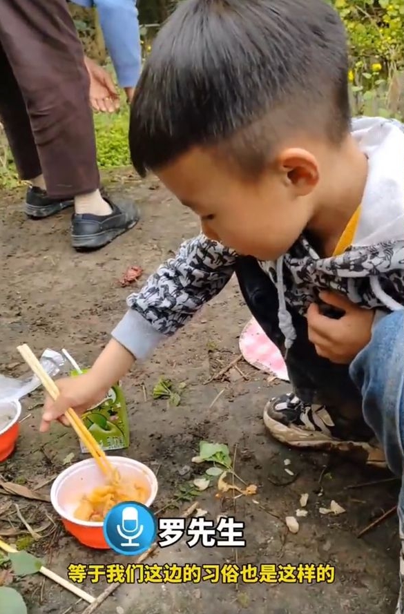 6歲小童將供品食物吃了，引起網友爭議。