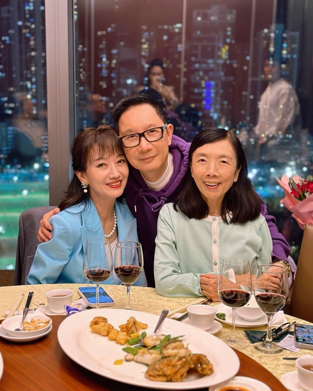 好友劉培基又貼上與趙雅芝慶祝生日的相片。