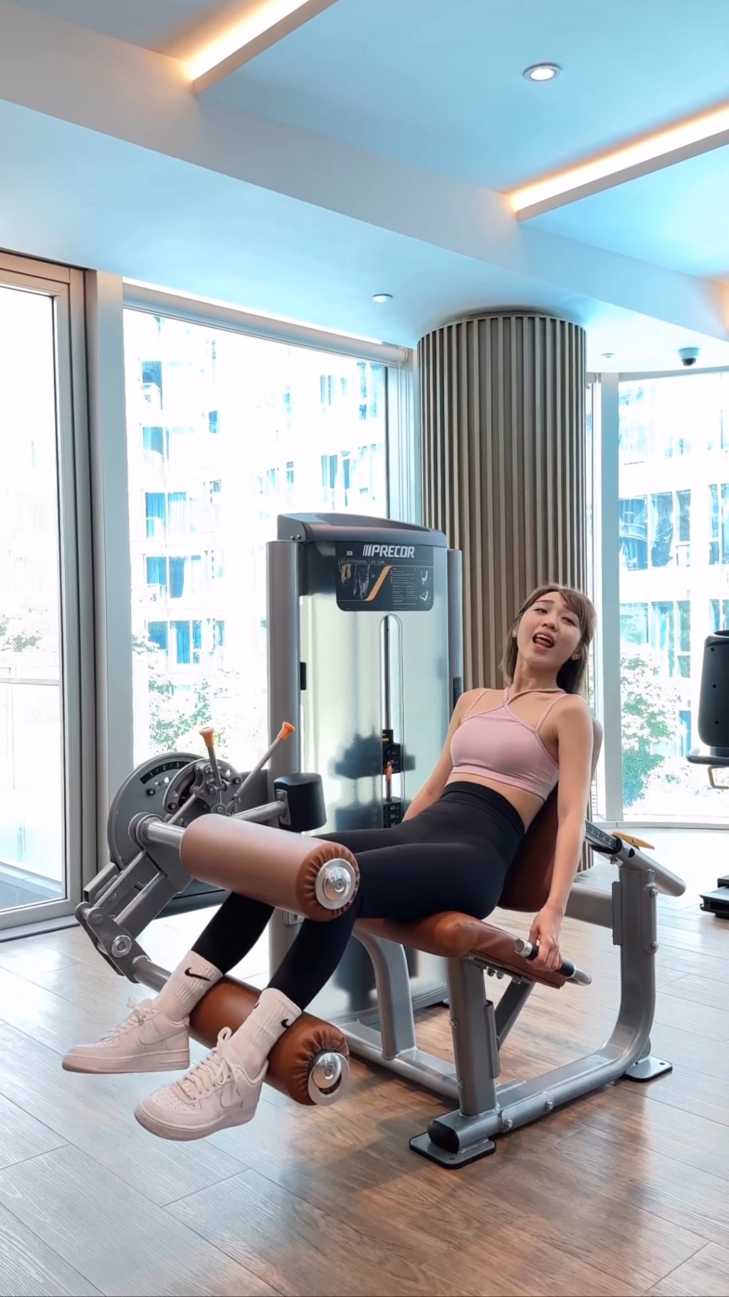 林颖彤穿上瑜伽裤做运动时拍片。