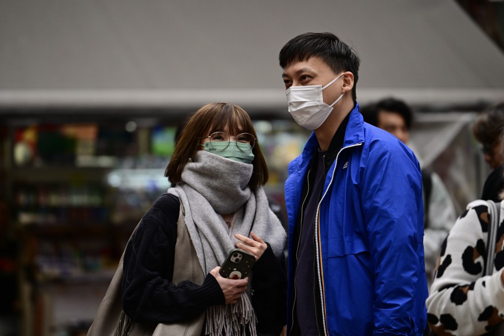 本港天氣急降，頸巾厚衣必不可少。陳極彰攝