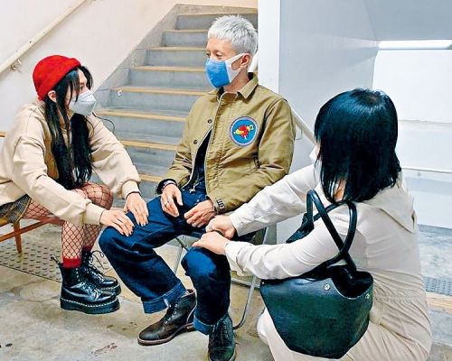 張繼聰獲娜姐與經理人四手按摩。