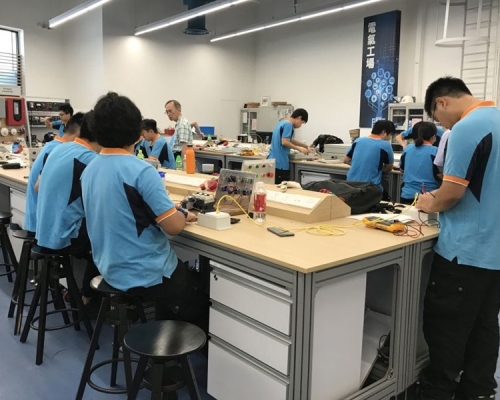 黃偉綸指要加強發展機電業。黃偉綸網誌圖片