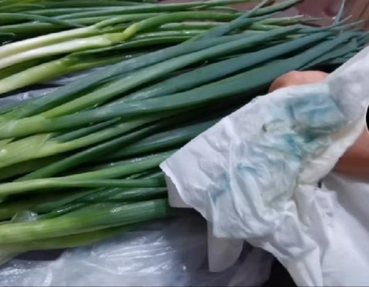 貴陽市出現「掉色香蔥」，紙巾一擦會看到殘留的藍色物質。網上圖片