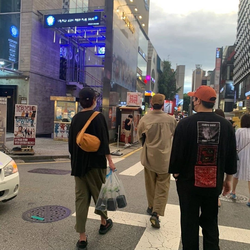 鄭敬淏手拿3袋盆栽確是亮點。