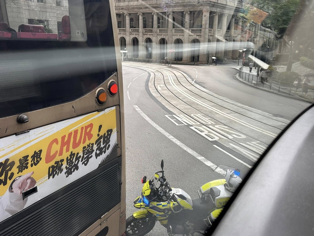 運輸署表示,因懸垂物,德輔道中(來回方向)近滙豐總行大廈的全線仍然封閉。網上圖片 運輸署表示,因懸垂物,德輔道中(來回方向)近滙豐總行大廈的全線仍然封閉。網上圖片