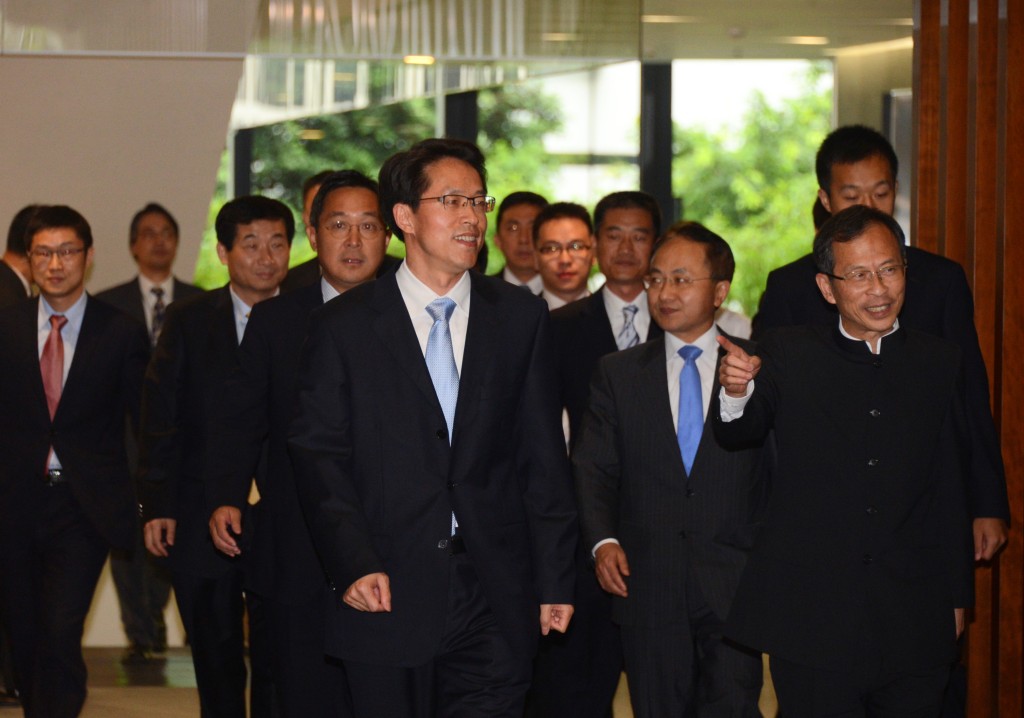 2013年7月，时任中联办主任张晓明到访立法会参加午宴。（资料图片）
