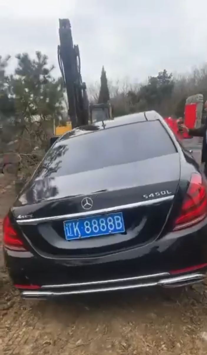 遼寧有土豪將配有「8888」車牌的百萬豪車作陪葬品。抖音