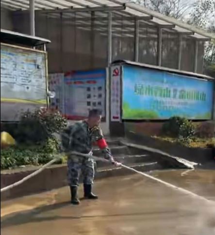 韶關大竹山村村民花了9天沖洗20公里道路，歡迎遊子回家過年。抖音＠遼思河