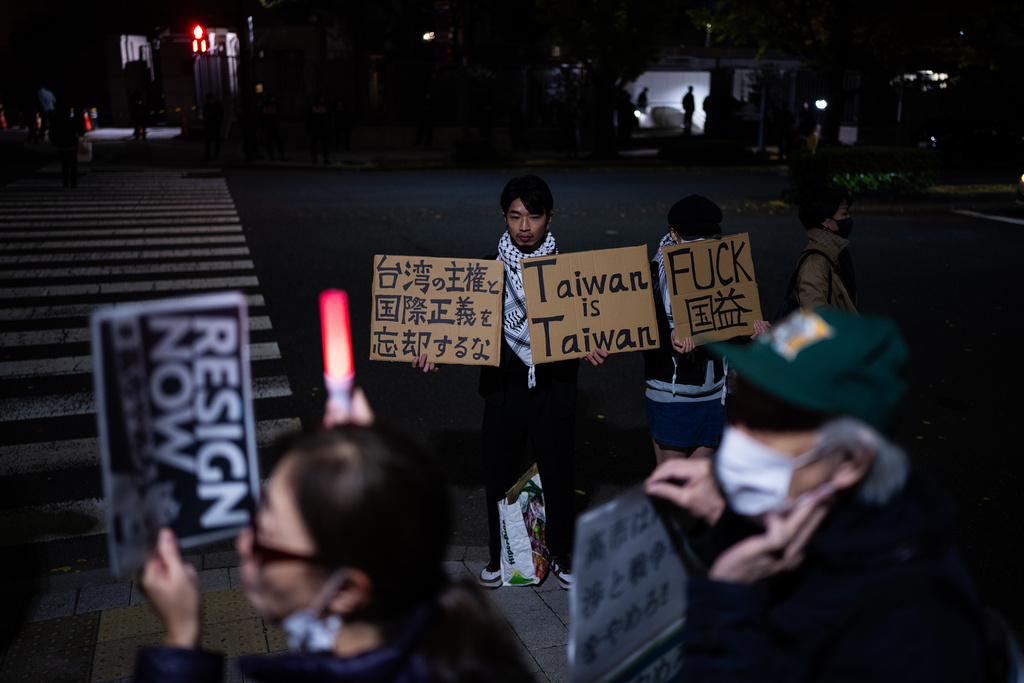 數百民眾抗議高市涉台言論，日本首相官邸前示威。 美聯社