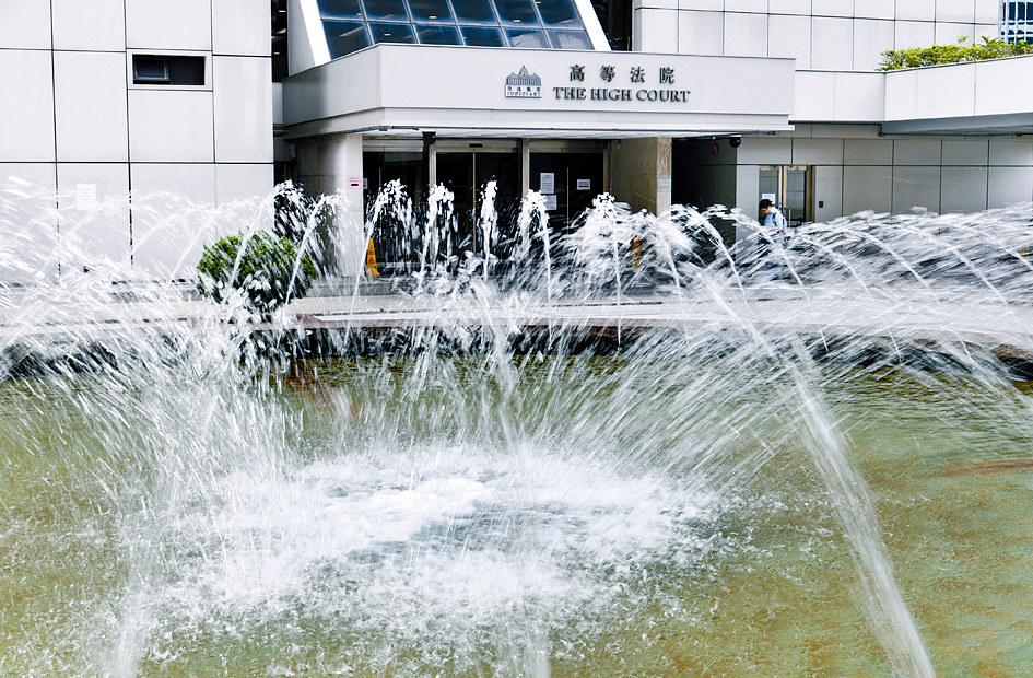 青年持菜刀怒砍父親一案，昨在高等法院審理。