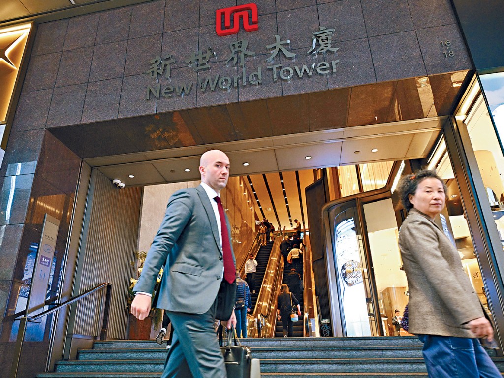 新世界股價今年來升近60%，由低位計更反彈一個開。股價不騙人，新世界似乎已脫離最危險時期。