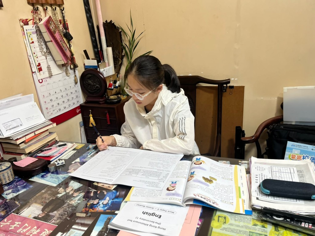 为兼顾高强度训练与繁重学业，佩渝会善用搭车等零碎时间温习生字，更自制错题簿巩固知识。（图片来源：受访者提供）