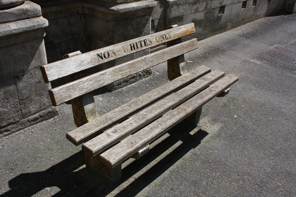 3. 南非種族衝突：開普敦公共建築外的「非白人專用」的長椅（維基百科圖片）