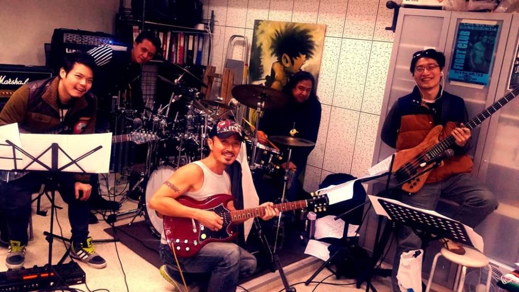 手足情深周启生和一班职业乐手情如兄弟，手足有事，他就要挺。