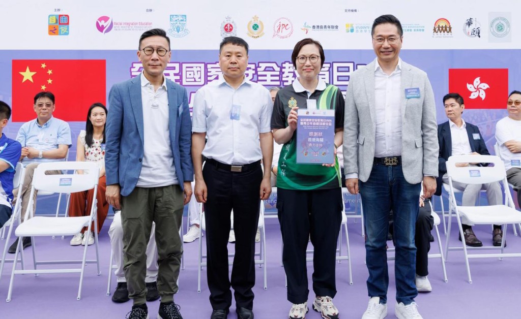 黃蕙荃代表香港海關接受感謝狀。香港海關FB圖片 黃蕙荃代表香港海關接受感謝狀。香港海關FB圖片