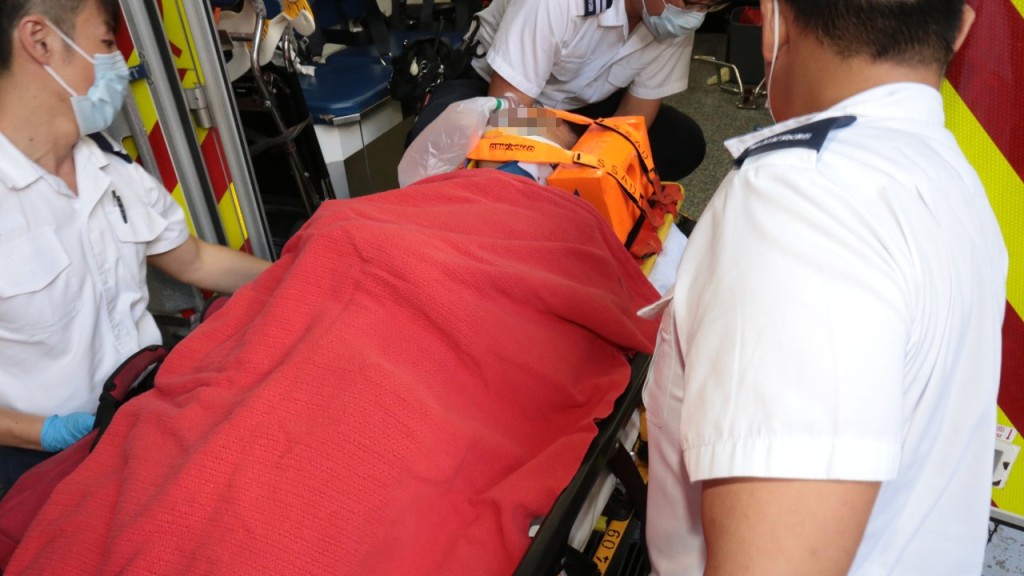 伤者送沙田威尔斯医院抢救。尹敬堂摄