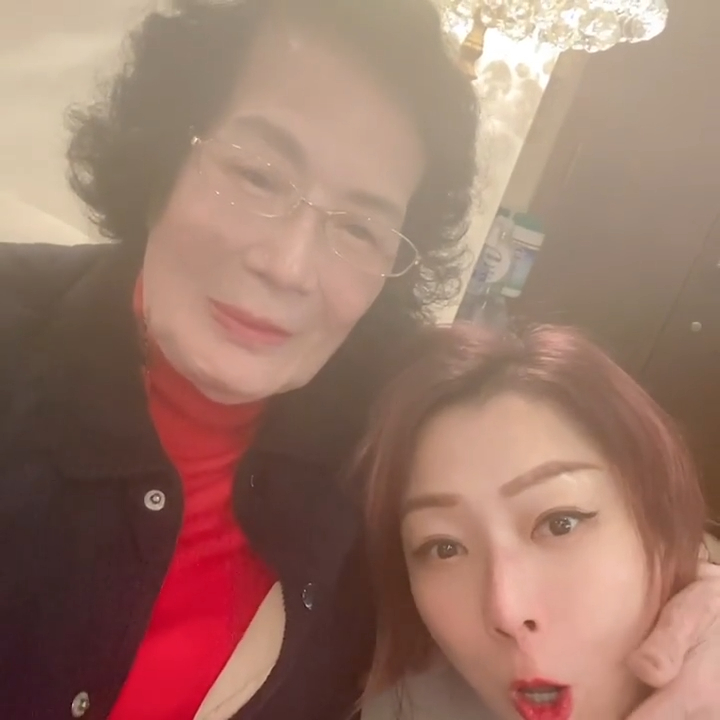 Sammi在妈咪身边摆出佻皮的表情。