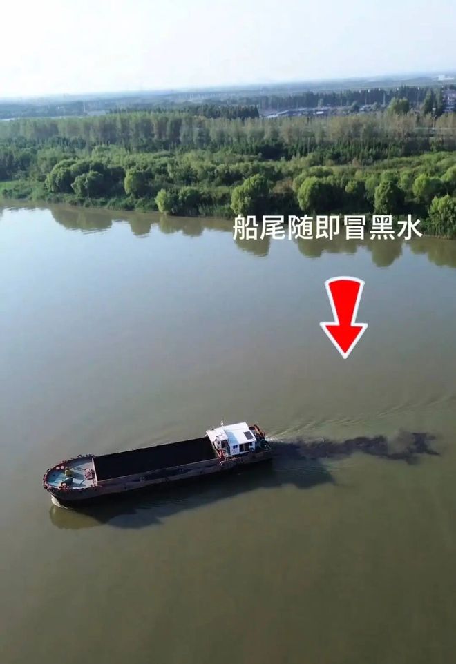 长江干流武汉段有驳船将大量不明黑色物体倾倒入江。荔枝新闻