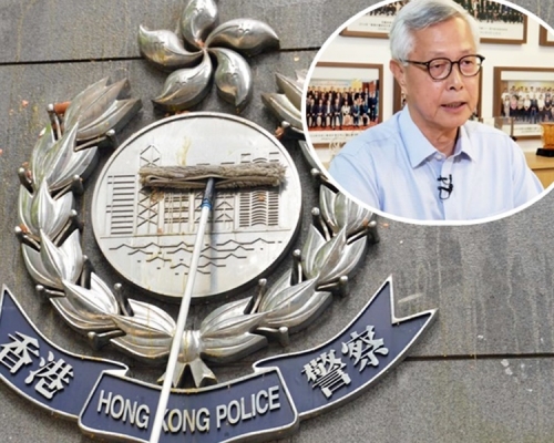 工作人員清理被蛋液沾污的警徽。李明逵(小圖)對警總被示威者破壞感難過。