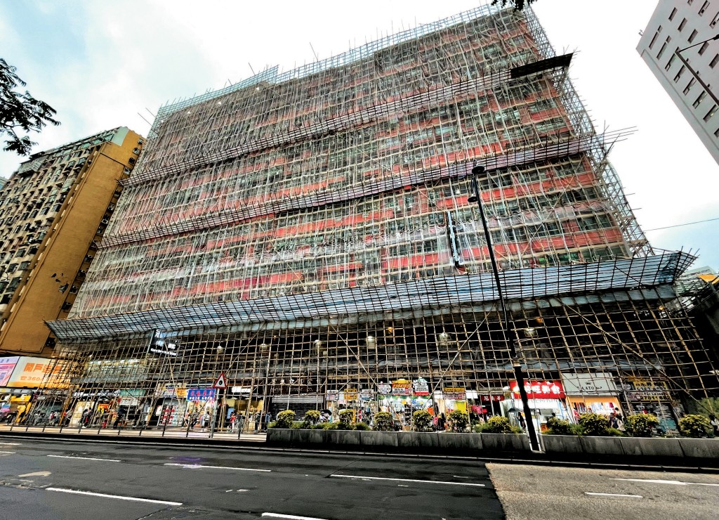 涉案围标集团涉嫌以违反《竞争条例》手法竞投楼宇维修工程合约的11个屋苑中，包括油麻地平安大楼及大埔宏福苑等。