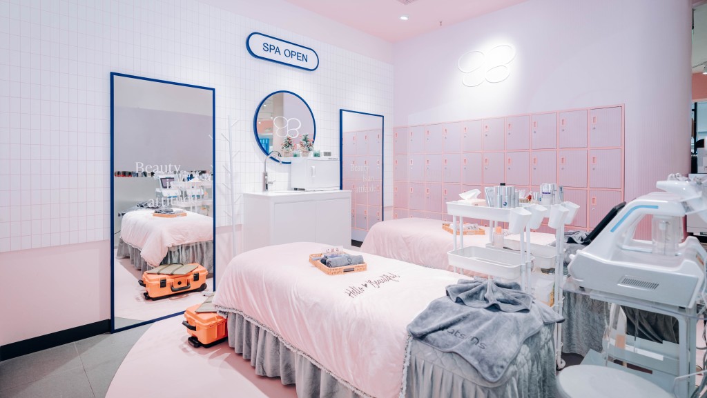 中國屈臣氏推出了Watsons Pink，店舖亦提供美容服務。