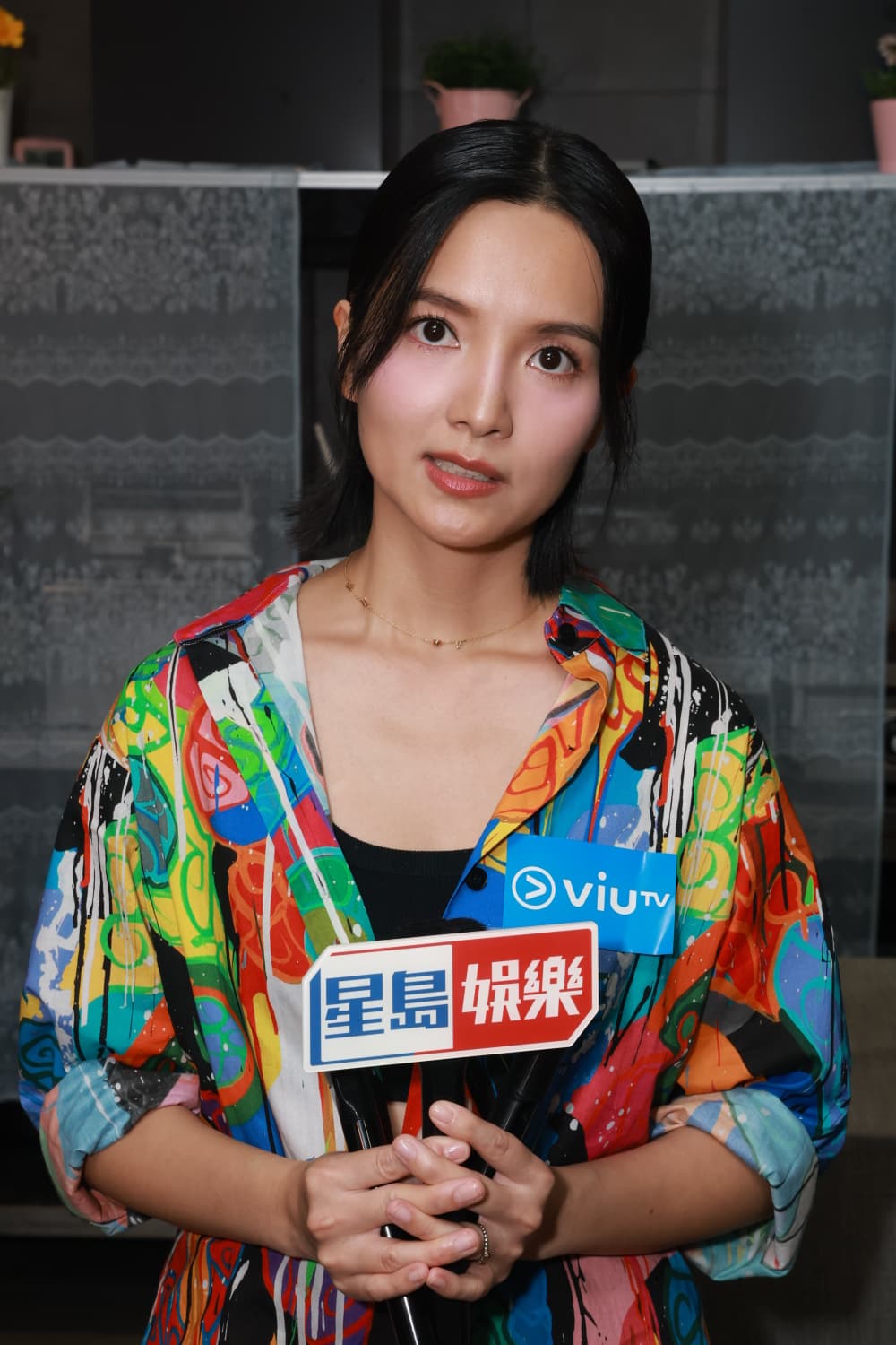 平日她會親自下廚。 平日她會親自下廚。