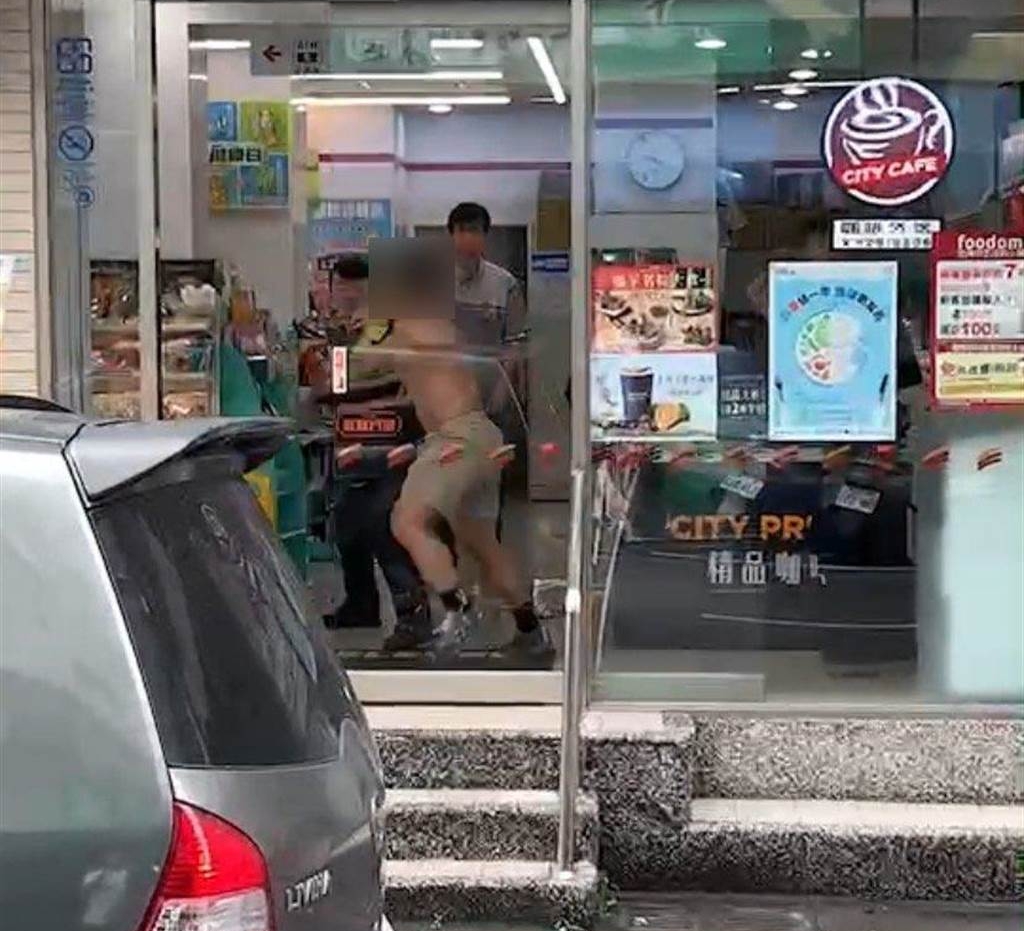 台湾大只男浩克上身向到场的警员挥拳。 中时新闻网图