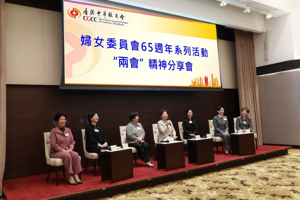 近日邝美云以港区全国人大代表身份出席中总妇女委员会65周年活动，同场还有何家二房两位千金何超琼及何超蕸。