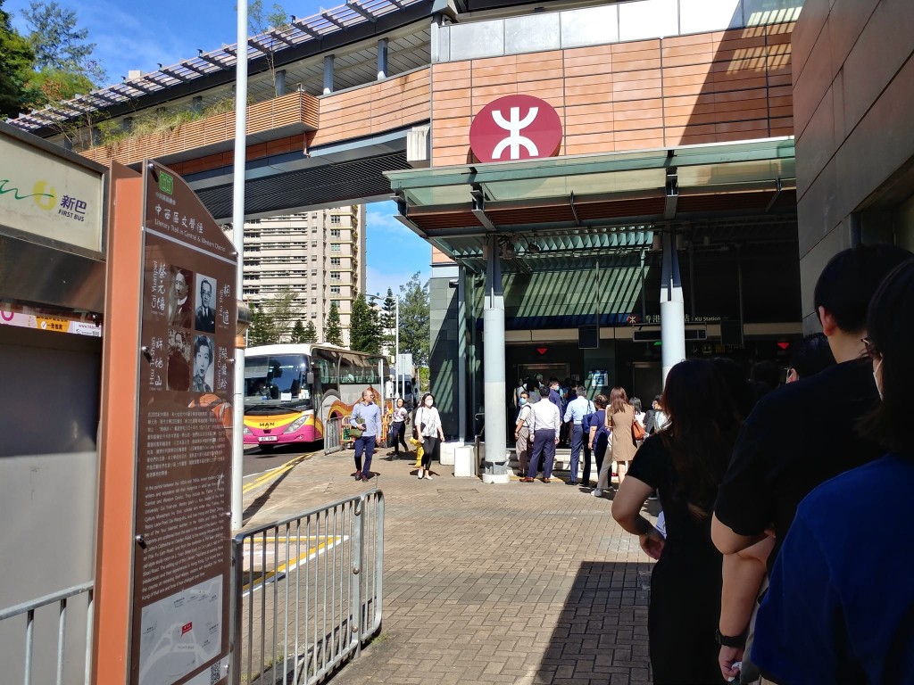 香港仔港鐵站大排長龍。網上圖片