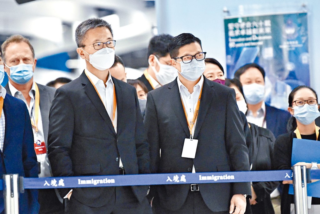 保安局局長鄧炳強和警務處處長蕭澤頤觀看跨部門反恐演習。