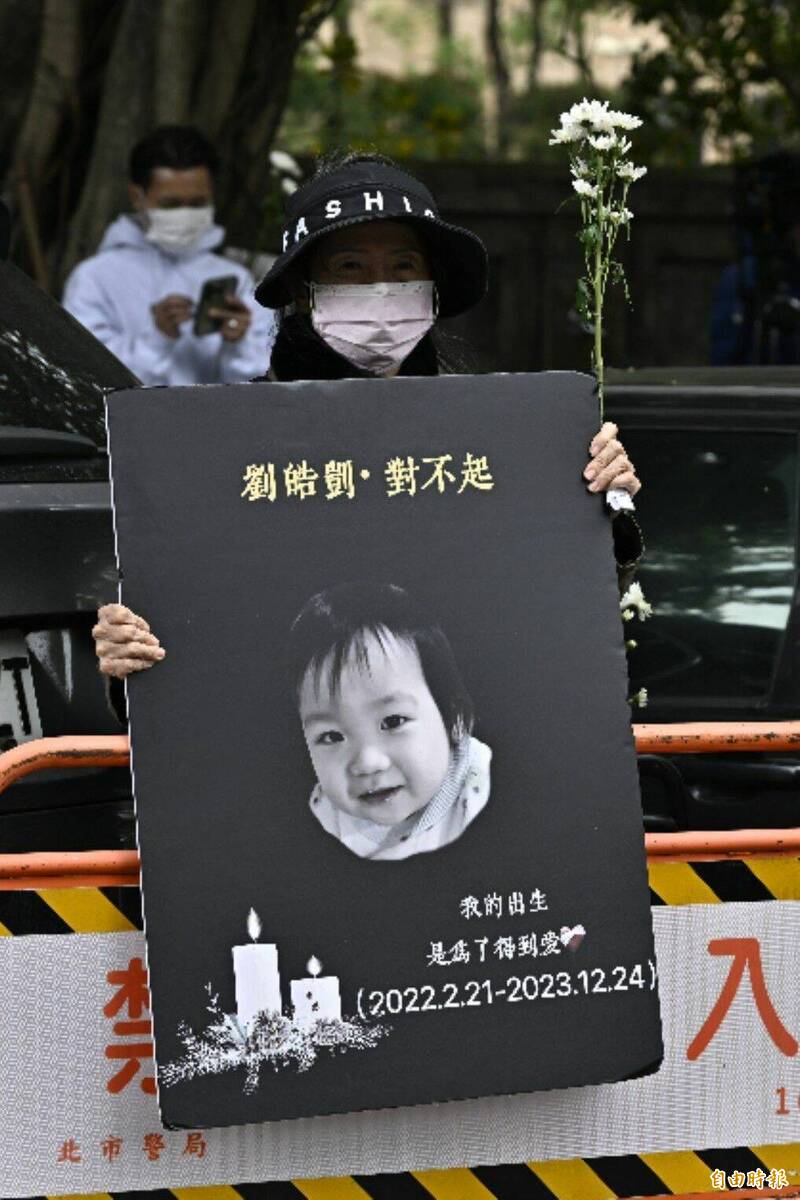 台灣民眾哀悼被虐致死的男童。 自由時報 台灣民眾哀悼被虐致死的男童。 自由時報