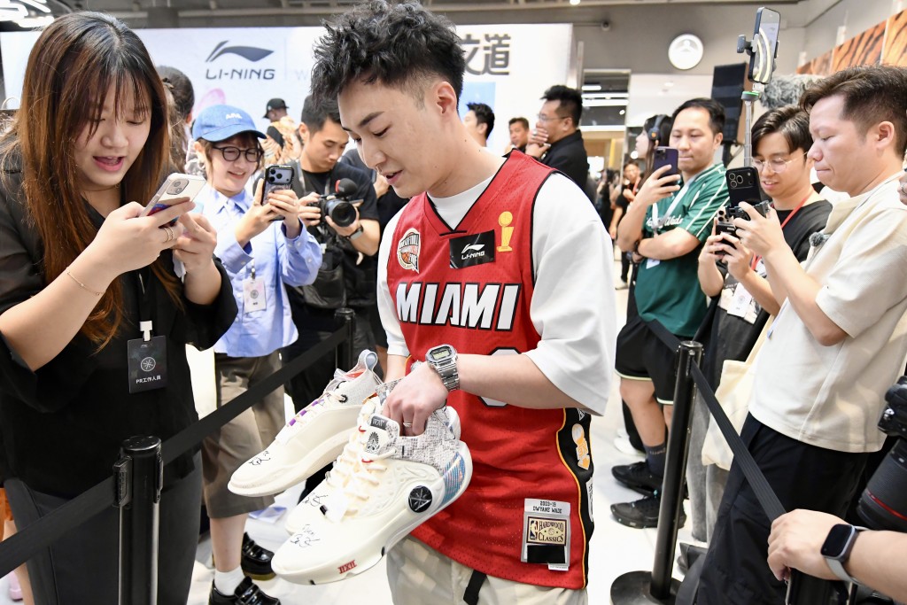 活動上維迪逐一為球迷簽名及合照。楊駿堯攝