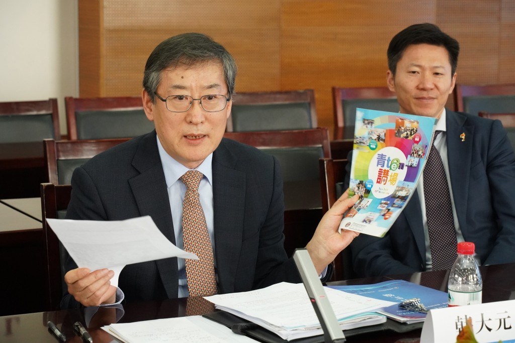 人大常委會基本法委員會副主任韓大元讚許「青teen講埸」積極發揮年青人法律教育作用。香港律師會facebook圖片