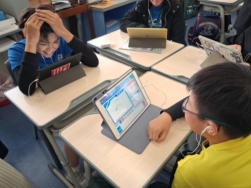 學生上課時能藉平台上的「猜猜畫畫」等遊戲學習英語。歐文瀚攝